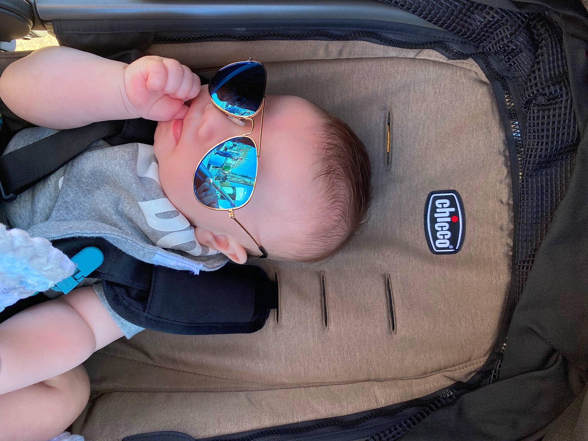Axl is registered to the contest to win money with this photo: baby, baby_products, baby_toddler_clothing, child, comfort, electric_blue, fashion_accessory, finger, foot, hand, nail, person, service, thumb, toddler, wrist
