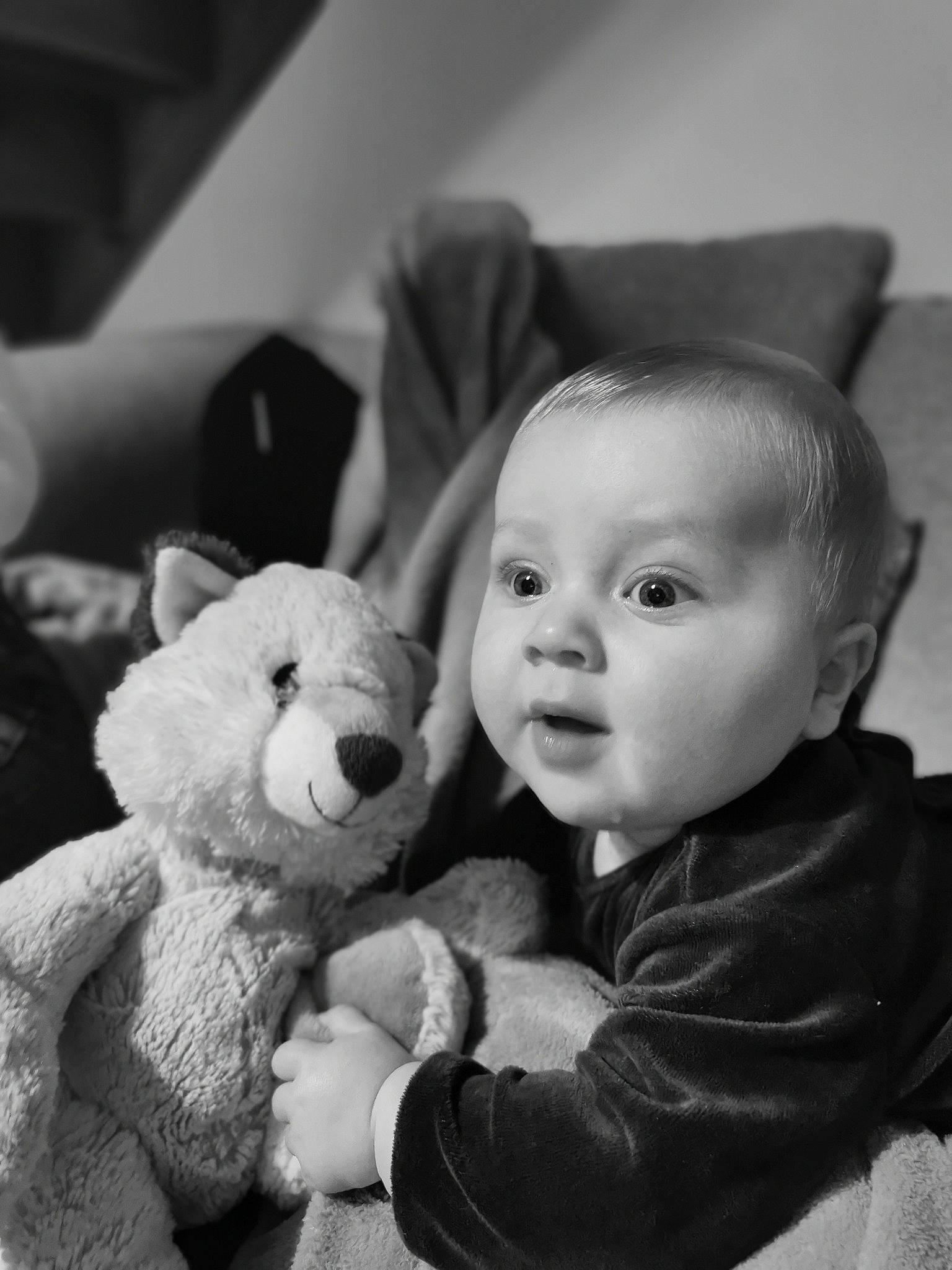 Maël a rejoint le concours — aidez-le/la à gagner de superbes lots ! baby, baby_toddler_clothing, black, black_and_white, cheek, child, comfort, flash_photography, gesture, happy, mammal, monochrome, monochrome_photography, people, person, photograph, skin, style, toddler, toy