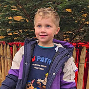 Maël a rejoint le concours — aidez-le/la à gagner de superbes lots ! blonde_hair, blue_eyes, boy, casual, child, clothing, cute, festive, happy, outdoor, paw_patrol, person, pine_tree, portrait, red_ribbons, seasonal, smile, winter_jacket, wooden_fence, young