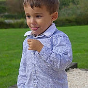 Matheo a rejoint le concours — aidez-le/la à gagner de superbes lots ! child, boy, outdoor, grass, greenery, shirt, long_sleeve, patterned_clothing, tongue_out, expression, face, hand, nature, casual, young, portrait, daylight, smile, playing, cute