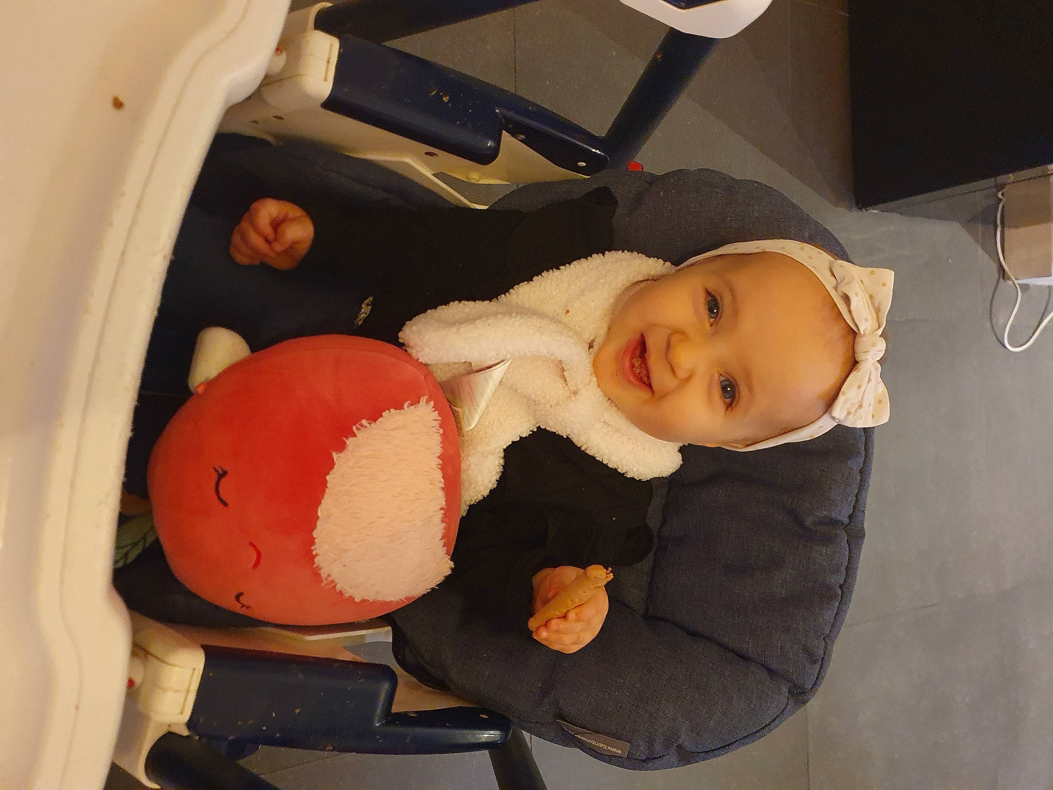 Bélyne a rejoint le concours — aidez-le/la à gagner de superbes lots ! auto_part, baby, baby_carriage, baby_in_car_seat, baby_products, baby_safety, baby_toddler_clothing, car_seat, cheek, child, comfort, family_car, joy, lap, person, product, sitting, smile, toddler, toy