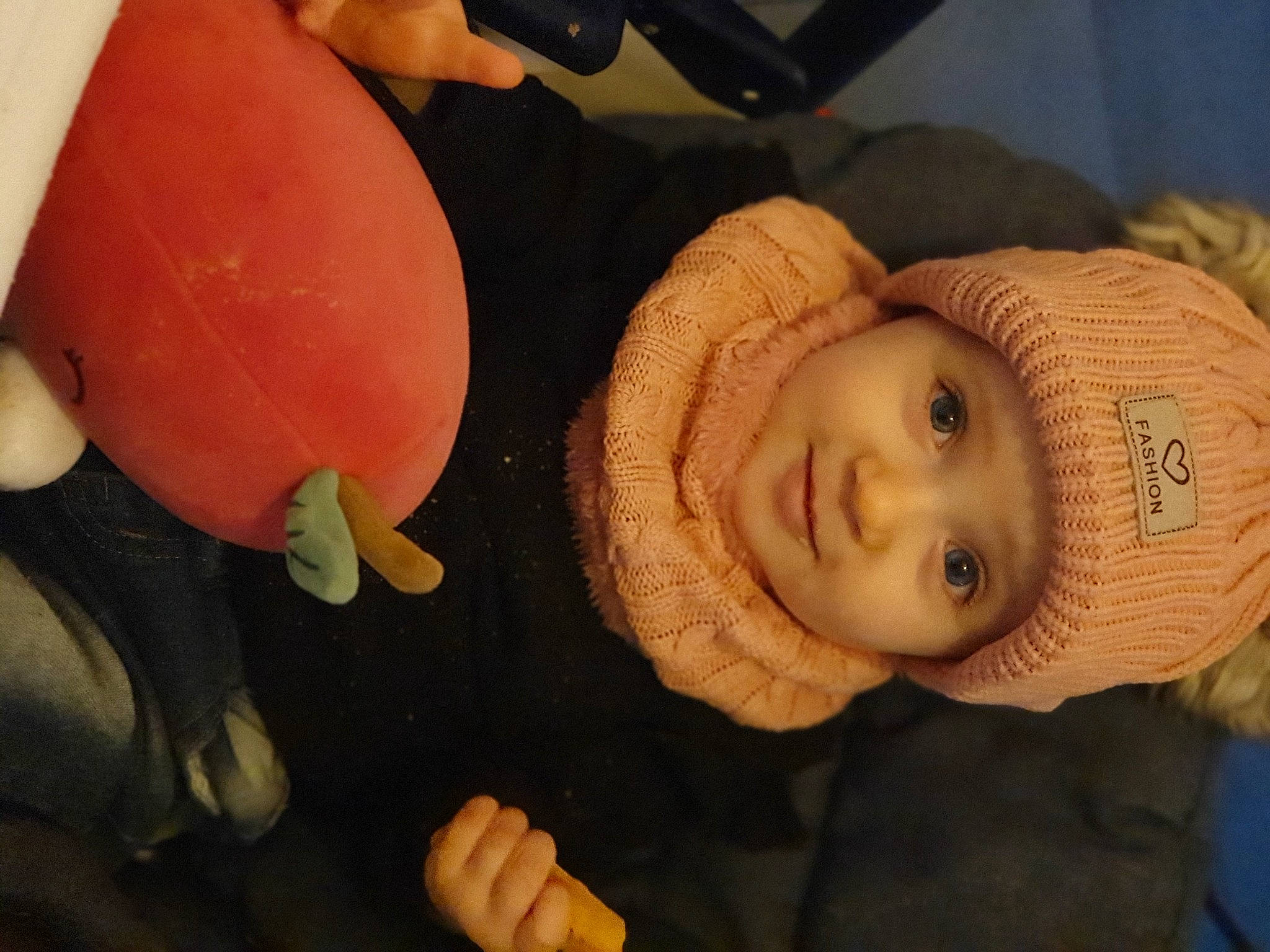 Bélyne a rejoint le concours — aidez-le/la à gagner de superbes lots ! baby, cap, cheek, child, cucurbita, fashion_accessory, fun, hand, hat, headgear, headwear, helmet, mouth, nose, peach, person, plant, sculpture, toy, vegetable