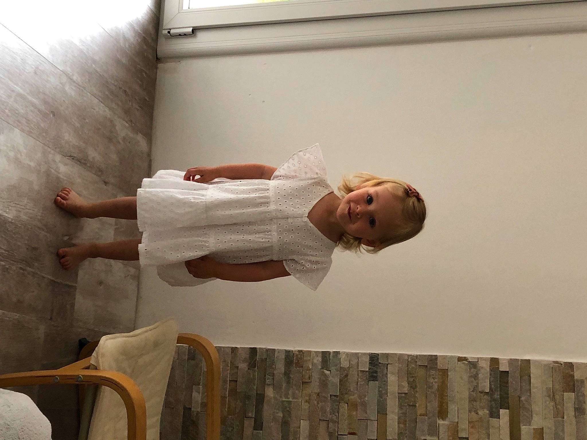 Agathe a rejoint le concours — aidez-le/la à gagner de superbes lots ! chair, comfort, dress_shirt, elbow, flesh, gesture, happy, hardwood, joy, knee, person, plaster, room, smile, wood, wrist