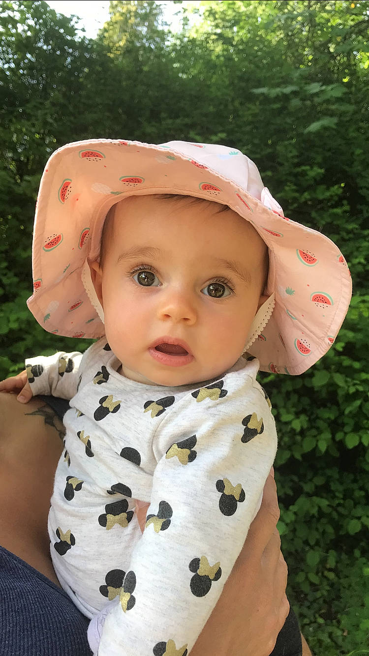 Solène participe au concours pour gagner de l'argent avec cette photo : baby, baby_toddler_clothing, child, clothing, fashion_accessory, hat, headgear, headwear, pattern, person, sun_hat, surprise, toddler