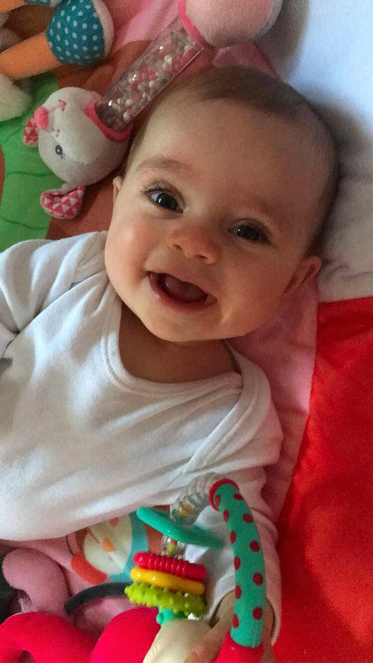 Solène participe au concours pour gagner de l'argent avec cette photo : baby, cheek, child, ear, eye, face, facial_expression, forehead, happy, head, iris, joy, lip, mouth, nose, person, play, skin, smile, toddler