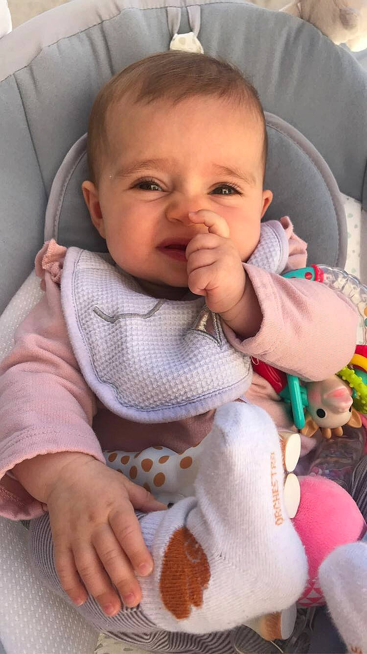 Solène a rejoint le concours — aidez-le/la à gagner de superbes lots ! baby, baby_in_car_seat, baby_products, birth, cheek, child, finger, nose, person, product, skin, smile, toddler