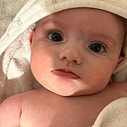 Giuliana a rejoint le concours — aidez-le/la à gagner de superbes lots ! baby, infant, towel, hood, face, eyes, skin, closeup, portrait, child, newborn, soft, blanket, cute, expression, indoors, person, young, sleepwear, warm