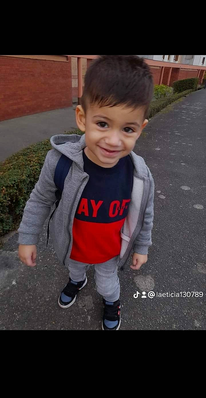 Yanis participe au concours pour gagner de l'argent avec cette photo : asphalt, baby, baby_toddler_clothing, child, cool, denim, flash_photography, flooring, fun, grass, happy, joy, outerwear, person, plant, portrait_photography, road_surface, shoe, sleeve, smile