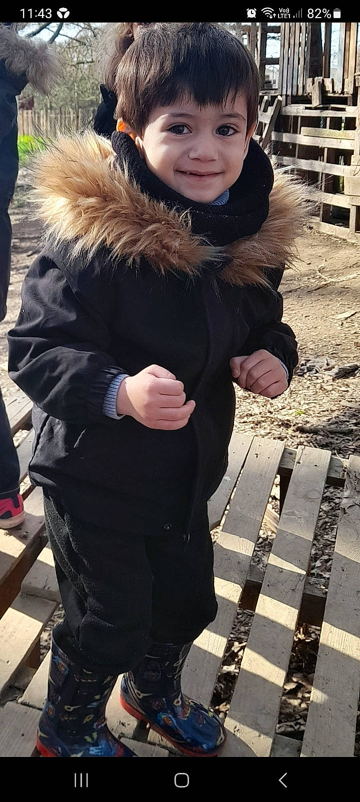 Yanis a rejoint le concours — aidez-le/la à gagner de superbes lots ! animal_product, black, costume, fashion_accessory, fun, fur, fur_clothing, gesture, glove, happy, joy, parka, pedestrian, person, photograph, shoe, smile, snapshot, street, toddler