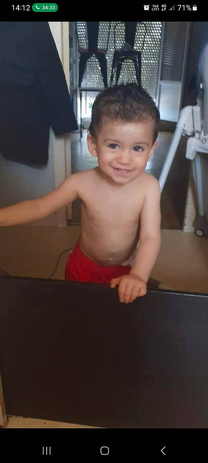 Yanis participe au concours pour gagner de l'argent avec cette photo : abdomen, arm, barechested, cheek, chest, child, elbow, finger, flash_photography, flooring, fun, happy, joy, person, room, smile, stomach, table, thigh, thumb