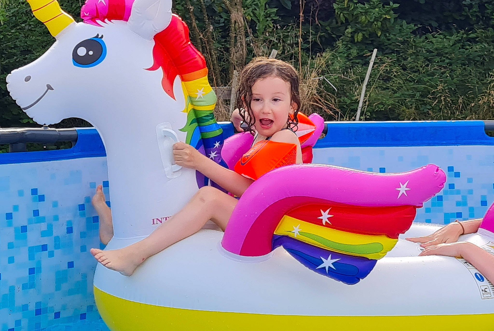 Kaelig participe au concours pour gagner de l'argent avec cette photo : baby_toddler_clothing, blue, boats_and_boating_equipment_and_supplies, child, computer_keyboard, fun, games, happy, inflatable, leisure, outdoor_play_equipment, person, pink, play, recreation, sitting, summer, toddler, vacation, water