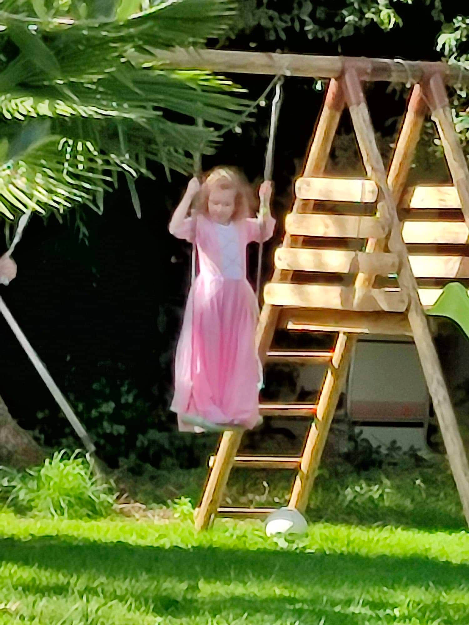 Kaelig a rejoint le concours — aidez-le/la à gagner de superbes lots ! backyard, blurred, child, day_dress, dress, fun, garden, grass, lawn, leisure, magenta, natural_environment, people_in_nature, person, plant, smile, spring, summer, terrestrial_plant, toddler