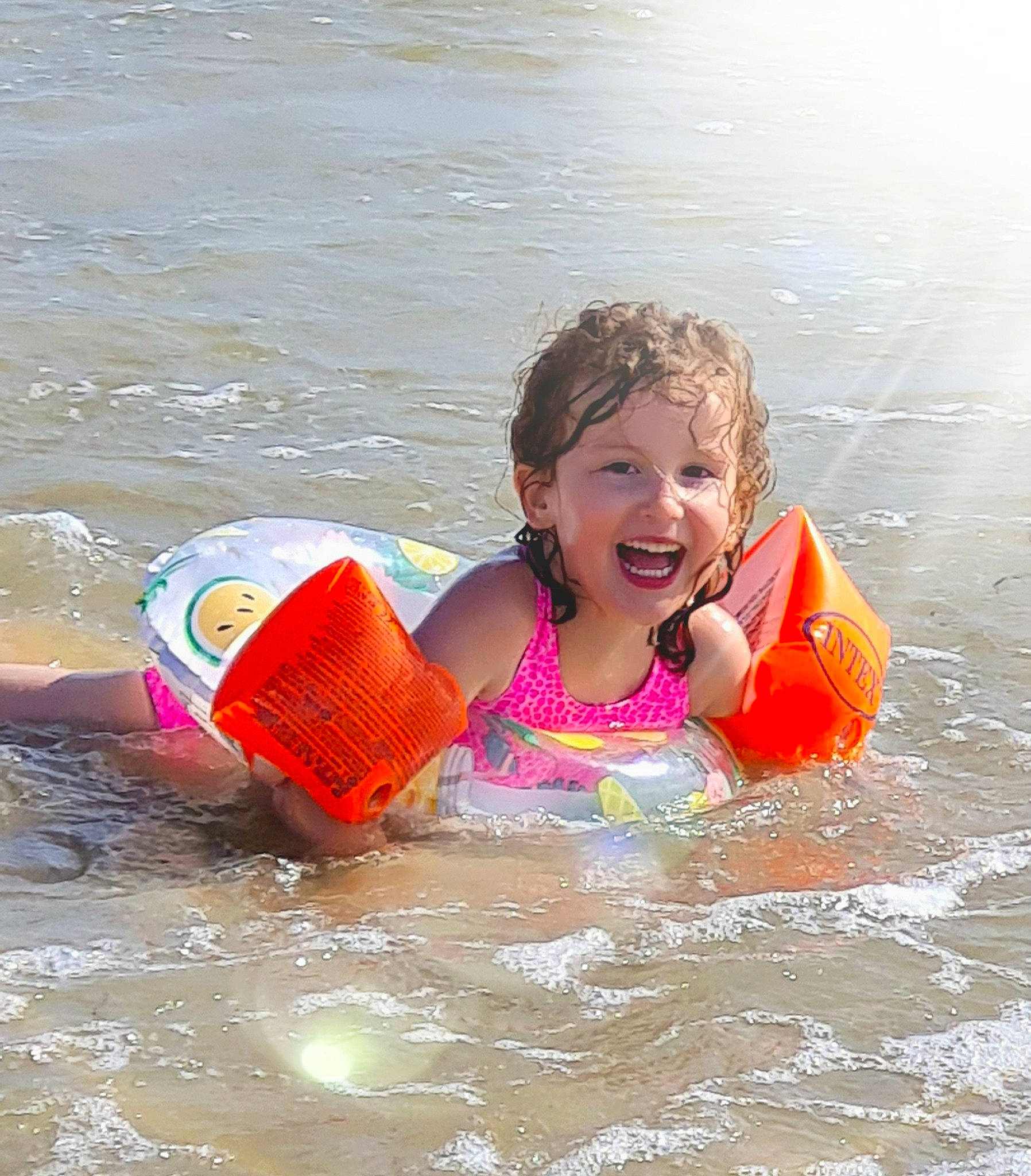 Kaelig a rejoint le concours — aidez-le/la à gagner de superbes lots ! baby_float, bathing, brassiere, child, fun, happy, joy, lake, leisure, lifejacket, outdoor_recreation, people_in_nature, people_on_beach, person, personal_protective_equipment, play, recreation, smile, sports, swimwear