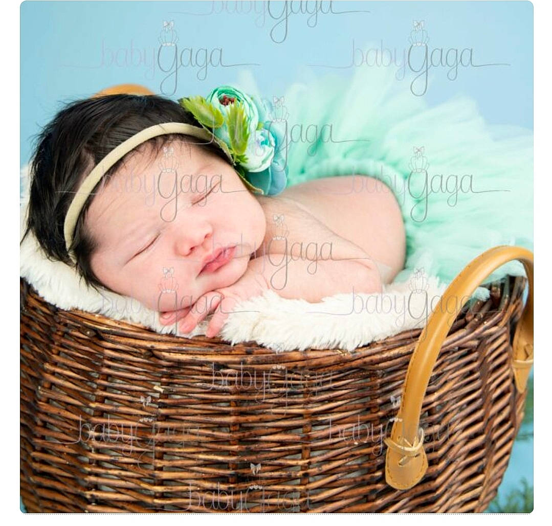 Hanna a rejoint le concours — aidez-le/la à gagner de superbes lots ! baby, baby_toddler_clothing, basket, cap, child, comfort, costume_hat, fashion_accessory, font, goggles, grass, happy, hat, headgear, headwear, pattern, person, product, rectangle, sunglasses