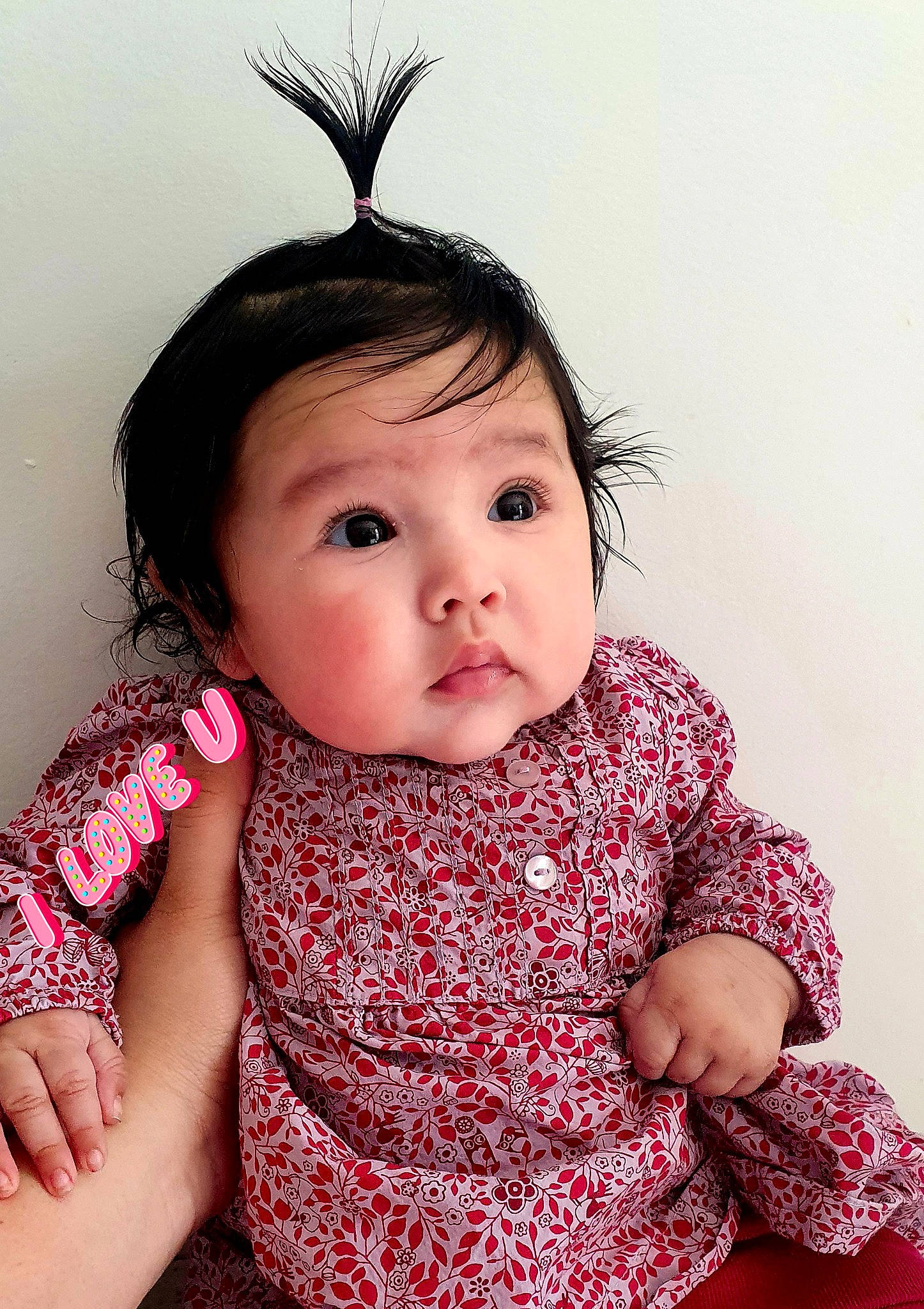 Hanna participe au concours pour gagner de l'argent avec cette photo : arm, baby_toddler_clothing, cheek, chin, collar, ear, eyelash, finger, gesture, hand, happy, head, iris, lip, neck, nose, person, photograph, pink, skin