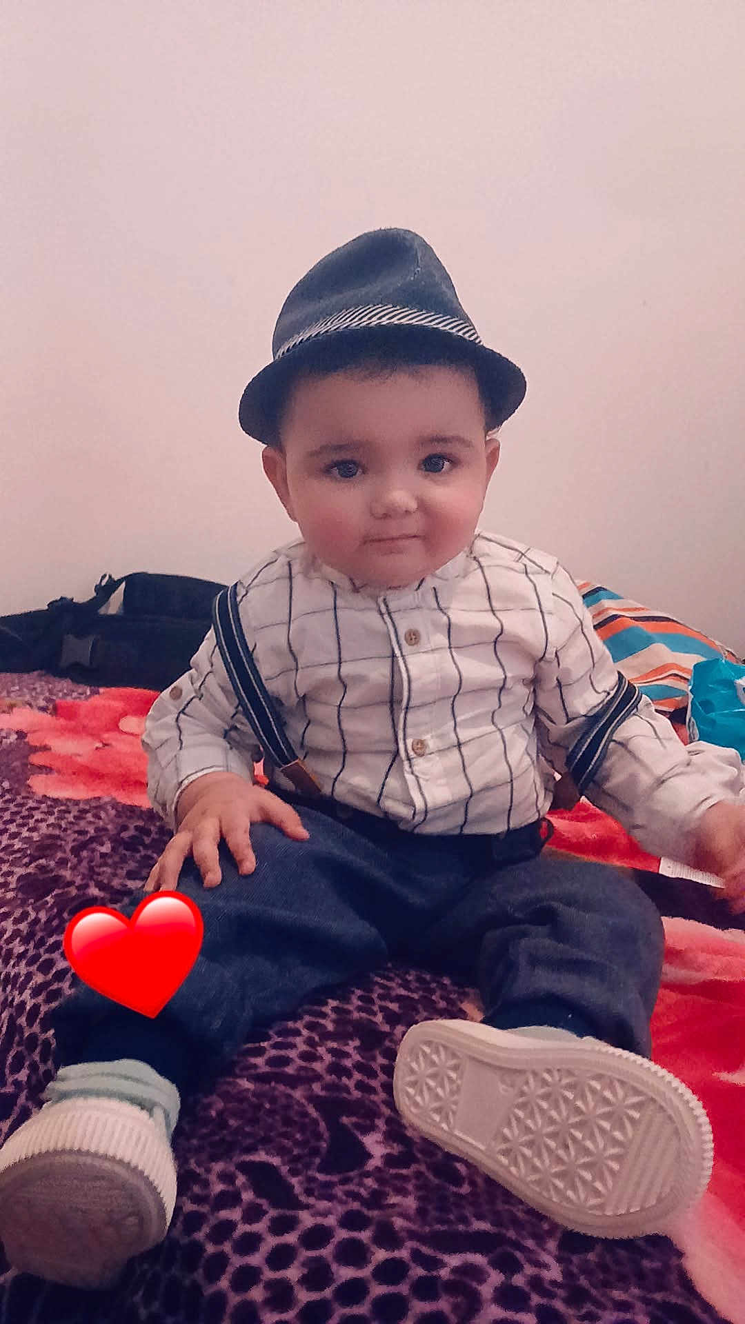 Youcef participe au concours pour gagner de l'argent avec cette photo : baby, child, hat, suspenders, shirt, pants, shoe, sock, bed, blanket, pattern, indoor, cute, smile, face, person, sitting, red_heart_emoji, fashion, portrait
