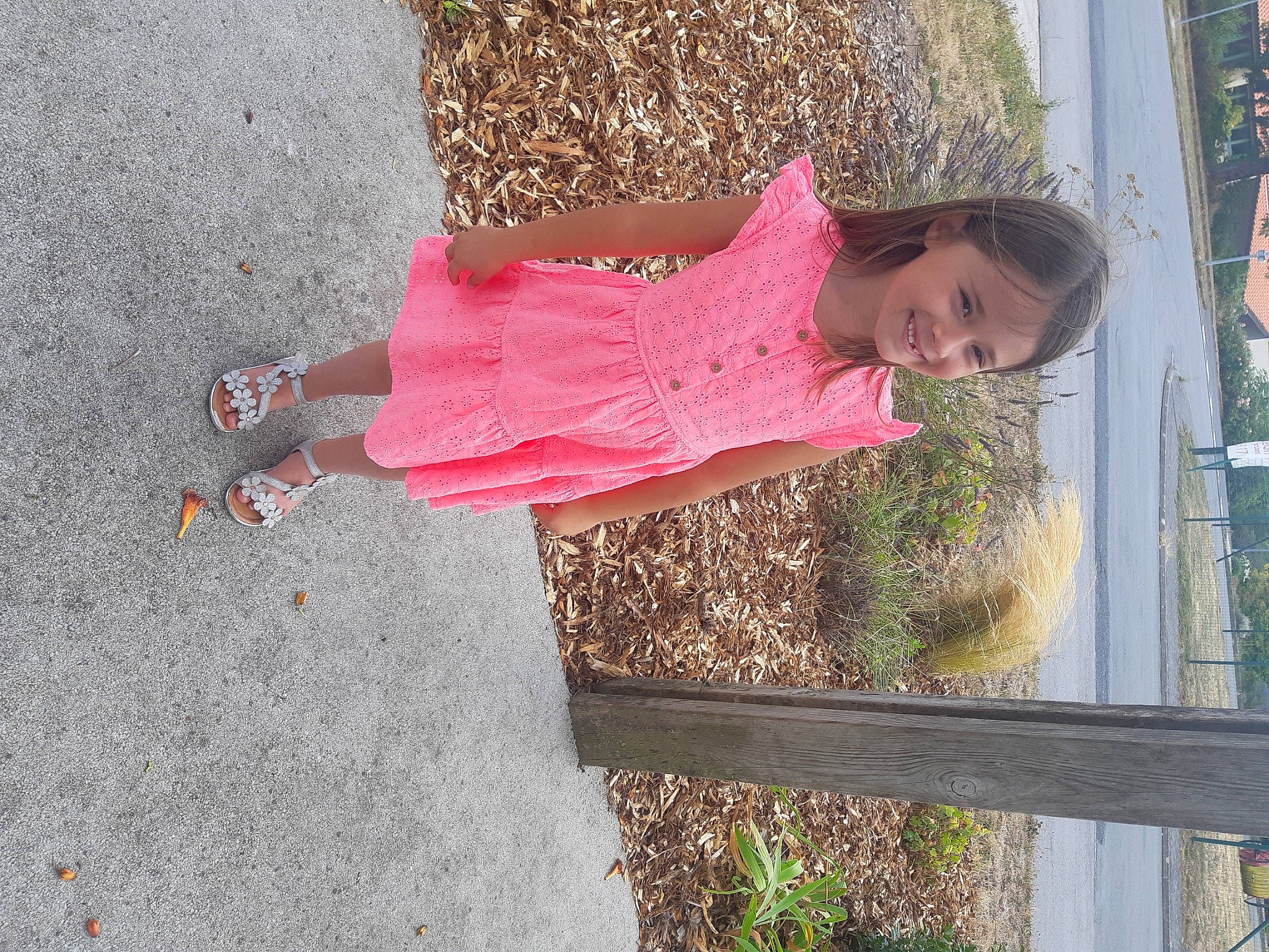 Candice a rejoint le concours — aidez-le/la à gagner de superbes lots ! asphalt, baby_toddler_clothing, child, fun, grass, happy, hat, human_leg, joy, leisure, magenta, pattern, people_in_nature, person, pink, plant, road_surface, shadow, smile, sun_hat