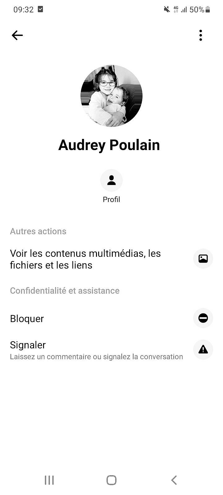 Candice participe au concours pour gagner de l'argent avec cette photo : brand, circle, font, happy, joy, logo, microphone, person, screenshot, suit
