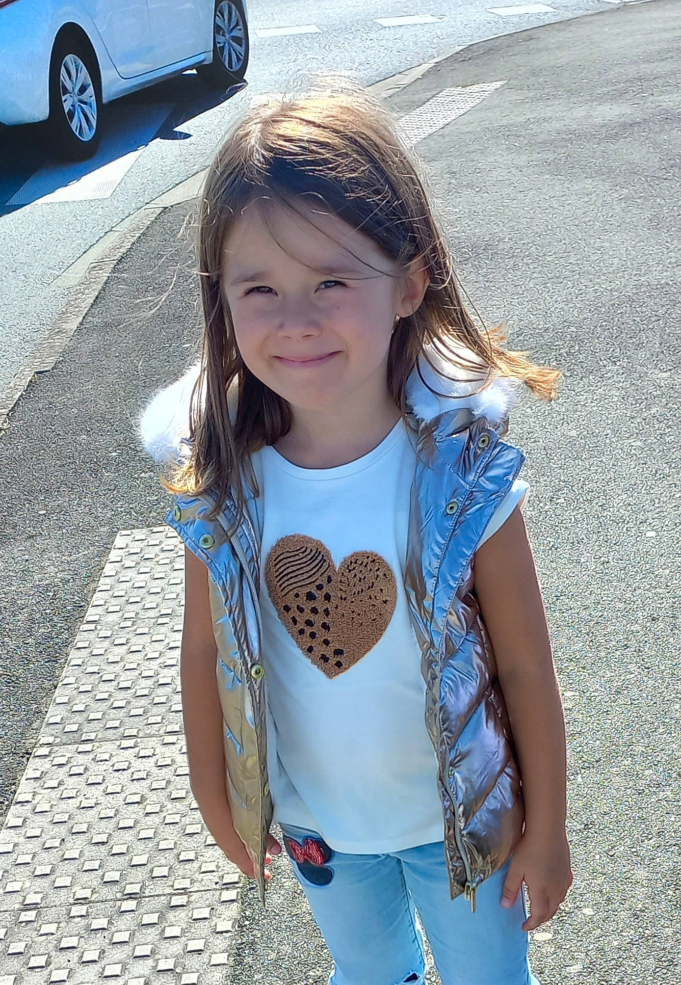 Candice a rejoint le concours — aidez-le/la à gagner de superbes lots ! asphalt, automotive_tire, beauty, car, cool, electric_blue, eye, happy, head, joy, long_hair, person, personal_luxury_car, road, road_surface, sidewalk, sleeve, smile, tire, waist