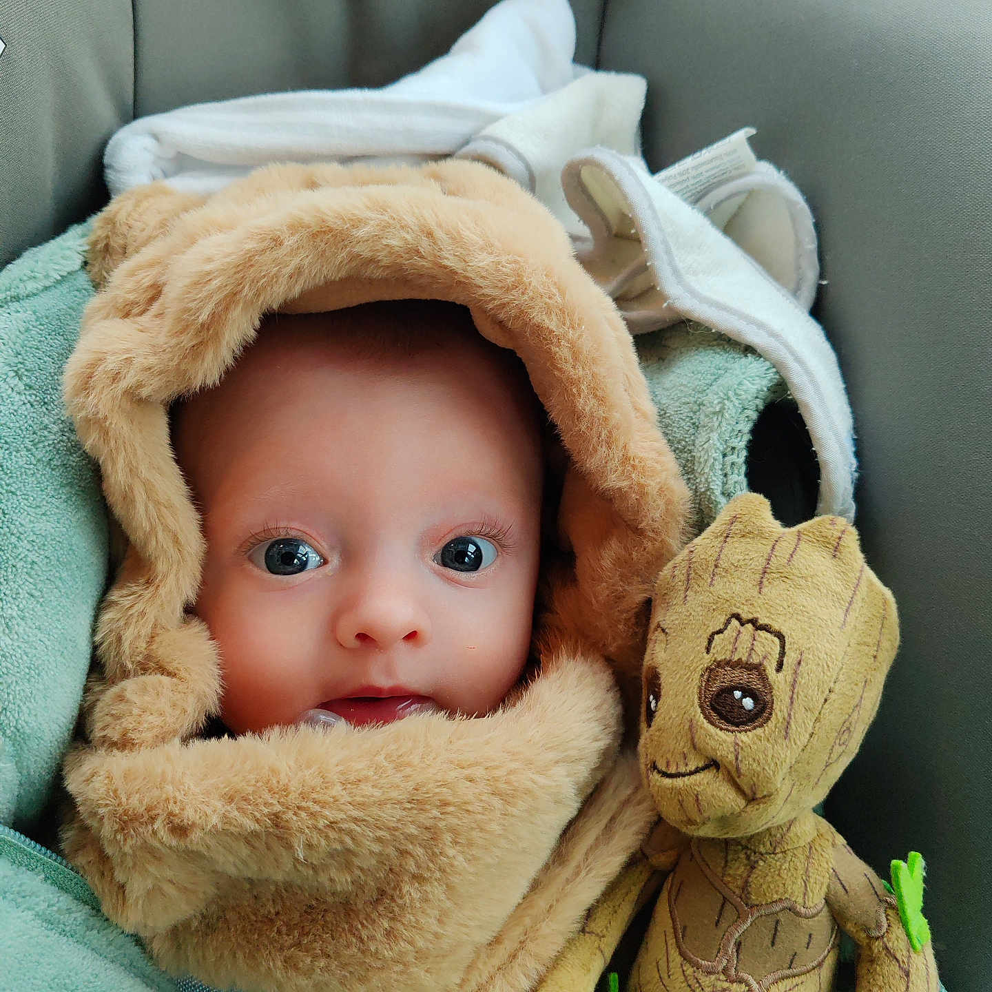 Jules participe au concours pour gagner de l'argent avec cette photo : baby, blanket, bonnet, clothing, couch, crib, doll, face, furniture, hat, head, hood, hoodie, infantbed, knitwear, person, photography, portrait, sweater, toy