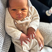 Lissandro a rejoint le concours — aidez-le/la à gagner de superbes lots ! baby, infant, onesie, clothing, hand, person, face, eyes, newborn, cute, cozy, soft_texture, polished_nails, indoor, portrait, closeup, expression, skin, fingers, holding