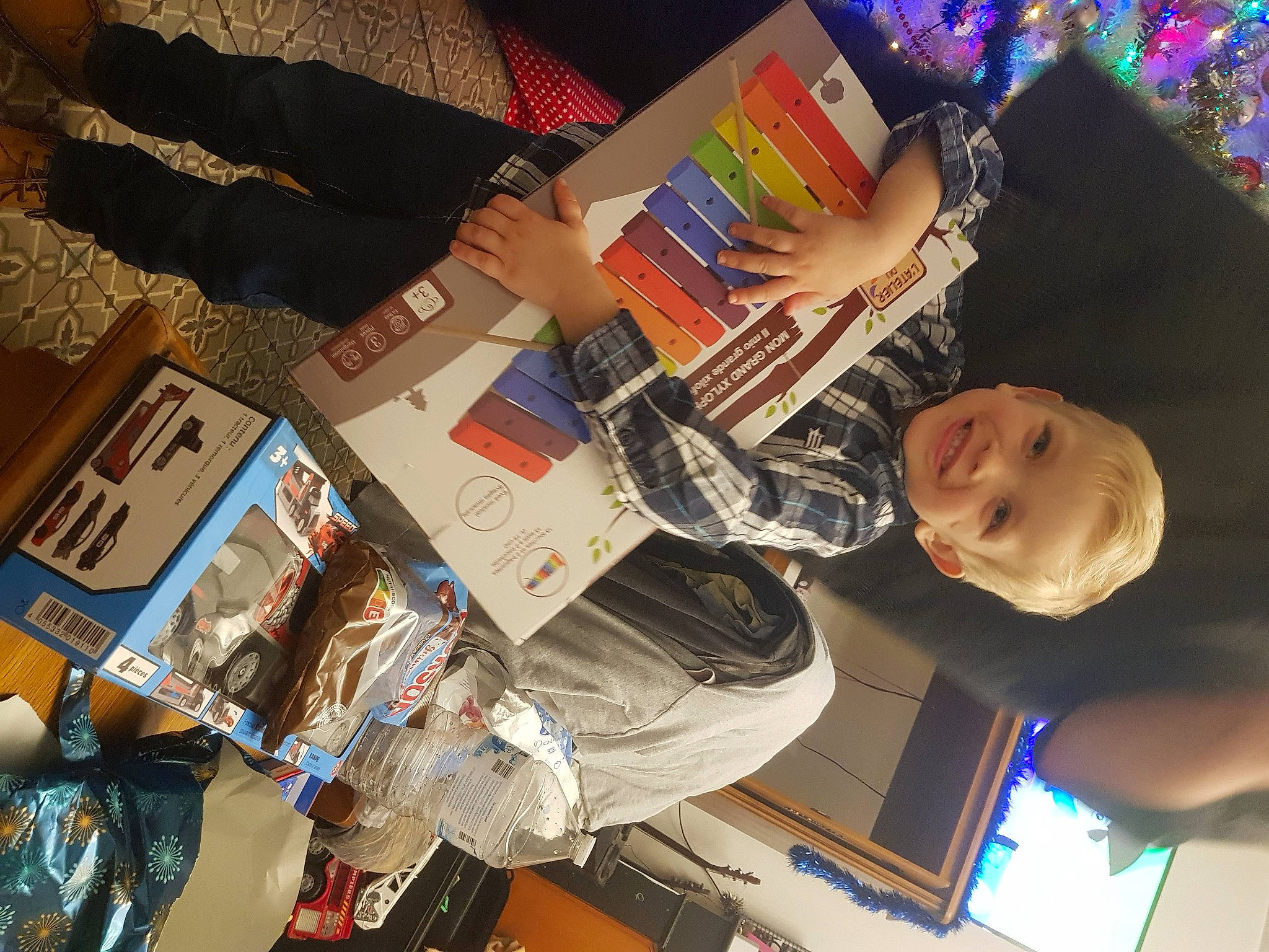 Kenny a rejoint le concours — aidez-le/la à gagner de superbes lots ! art, artist, collection, computer, desk, engineering, event, eyewear, fashion, fun, joy, laptop, person, plastic, publication, retail, room, smile, space, t_shirt