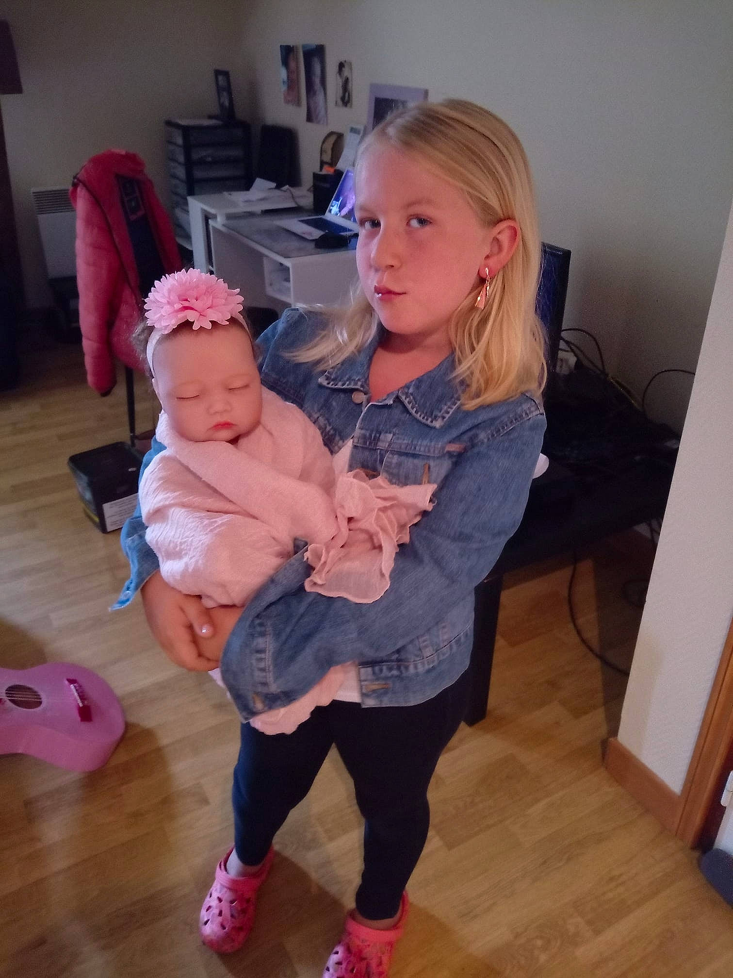 Naomie a rejoint le concours — aidez-le/la à gagner de superbes lots ! child, costume, footwear, fun, leg, person, pink, shoe, skin, standing, thumb, toddler