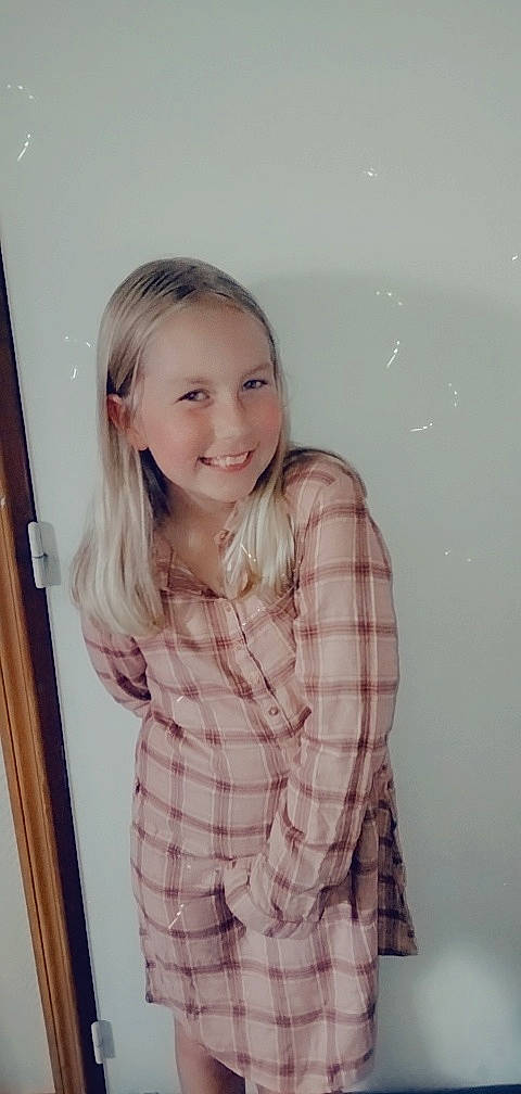 Naomie a rejoint le concours — aidez-le/la à gagner de superbes lots ! fashion_design, flash_photography, fun, gesture, happy, jaw, joy, leg, lip, long_hair, mouth, neck, nose, pattern, person, plaid, selfie, skin, sleeve, smile