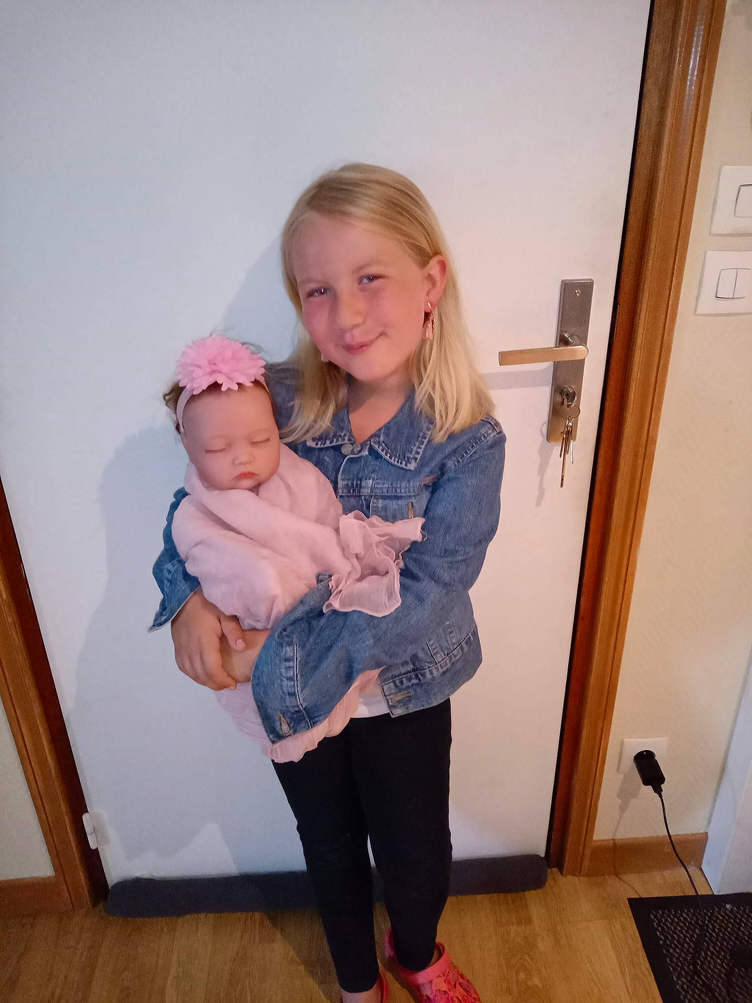 Naomie a rejoint le concours — aidez-le/la à gagner de superbes lots ! abdomen, arm, child, fun, jeans, joint, joy, knee, leg, person, room, shoe, shoulder, sitting, standing, toddler, trunk