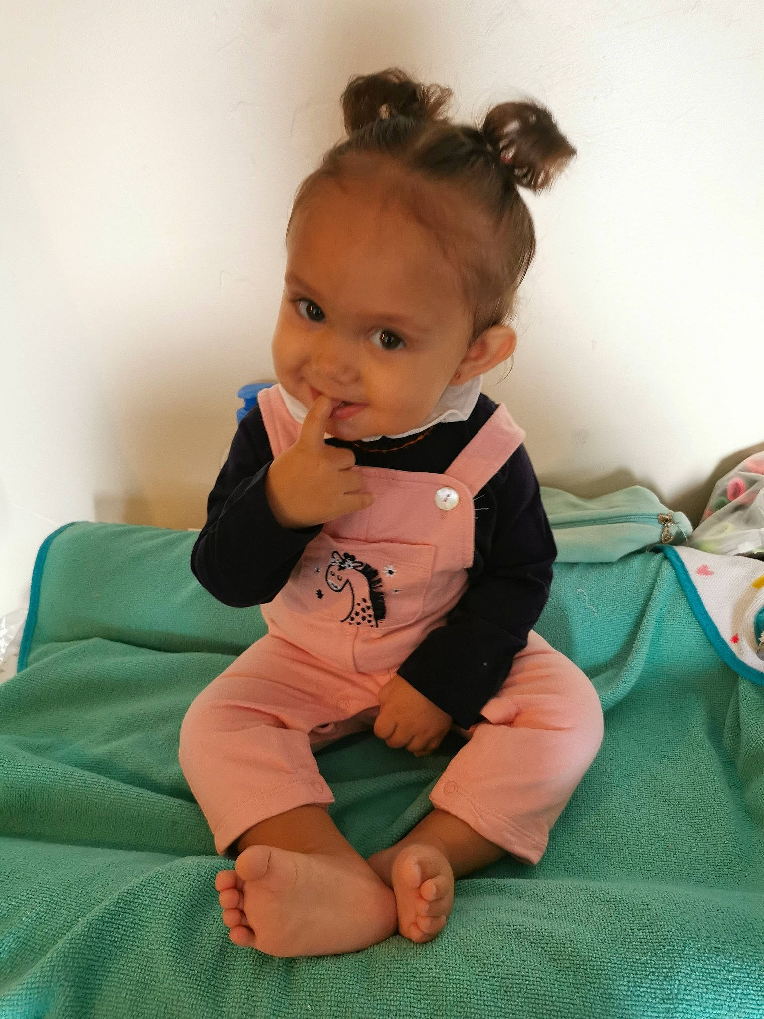 Lilas a rejoint le concours — aidez-le/la à gagner de superbes lots ! arm, baby, baby_toddler_clothing, cheek, child, finger, joint, leg, person, sitting, sleeve, toddler