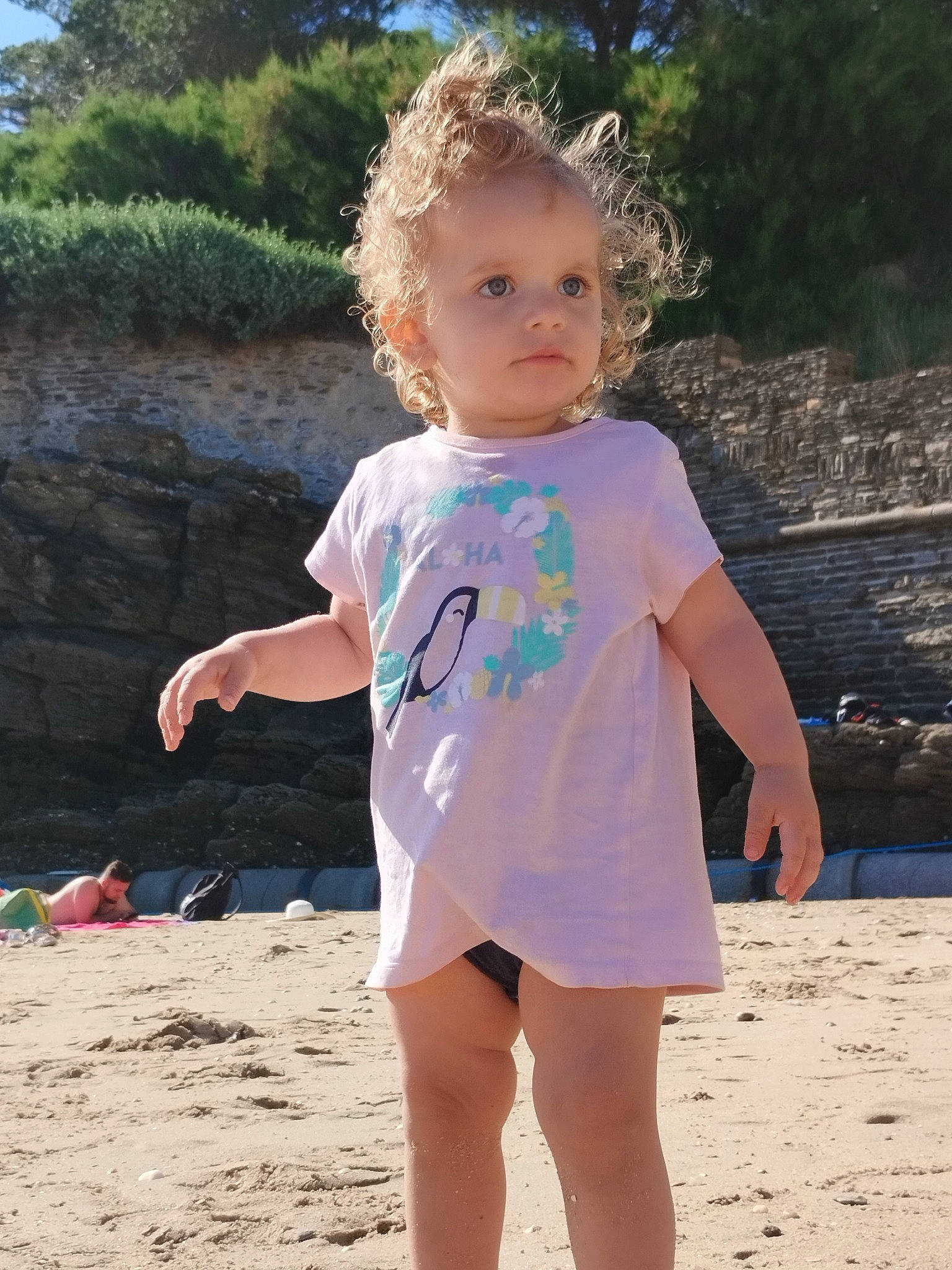 Malak participe au concours pour gagner de l'argent avec cette photo : baby_toddler_clothing, barefoot, beach, blond, child, coast, fun, hairstyle, happy, leisure, ocean, people_in_nature, people_on_beach, person, sand, shore, sleeve, summer, t_shirt, toddler