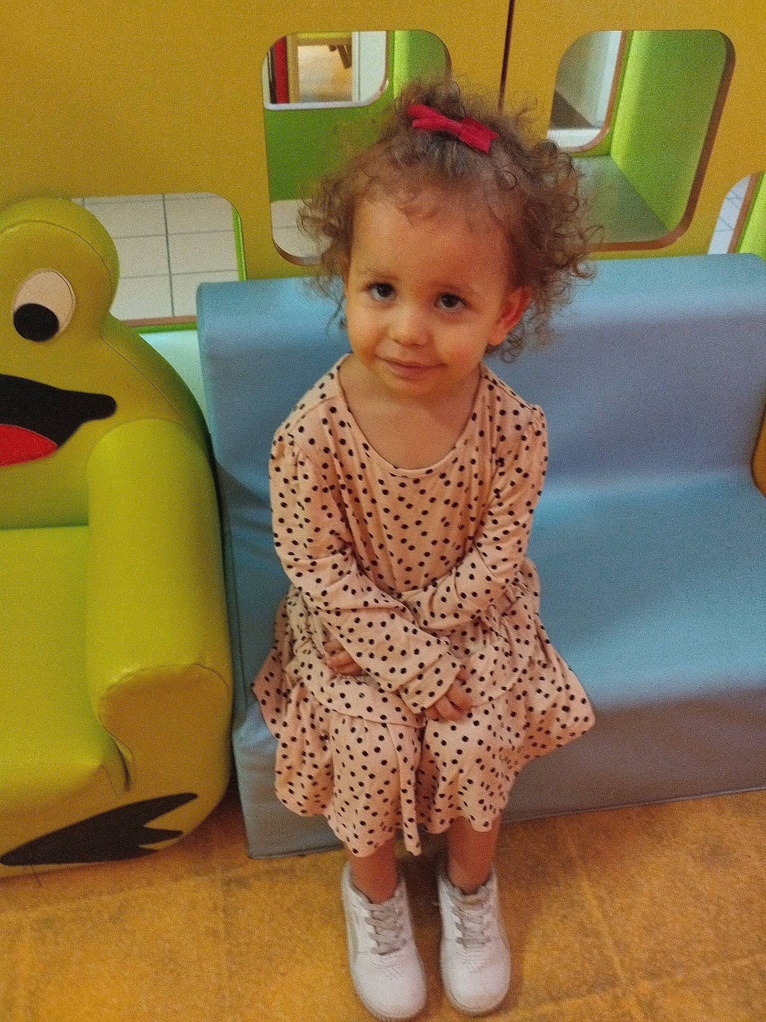 Amira a rejoint le concours — aidez-le/la à gagner de superbes lots ! baby, baby_toddler_clothing, chair, child, dress, facial_expression, floor, flooring, fun, green, hairstyle, happy, joy, leisure, person, room, sitting, sleeve, smile, snapshot