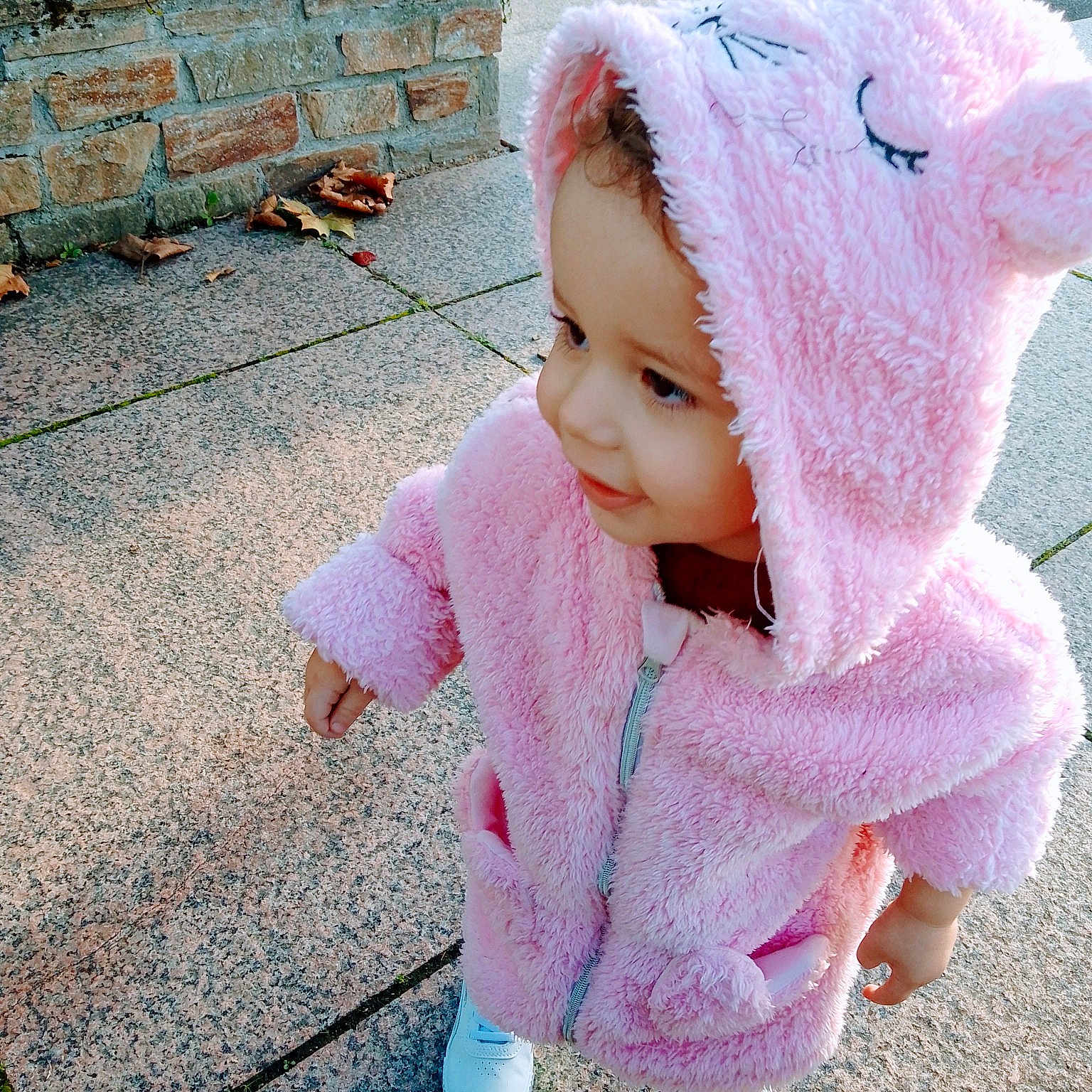 Amira participe au concours pour gagner de l'argent avec cette photo : asphalt, baby_toddler_clothing, cap, child, fashion_accessory, fun, fur, grass, happy, leisure, magenta, morning, pink, plant, road_surface, sidewalk, sleeve, toddler, vehicle_door, wheel