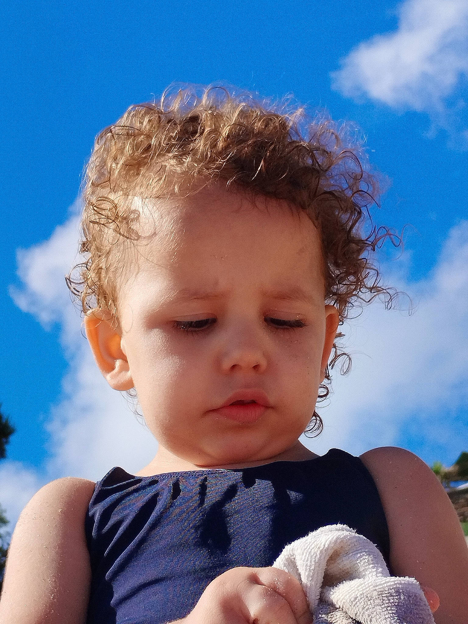 Amira participe au concours pour gagner de l'argent avec cette photo : azure, baby_toddler_clothing, beauty, blue, brown_hair, cloud, cool, flash_photography, fun, gesture, grass, happy, human, nose, organ, people_in_nature, person, skin, sky, toddler