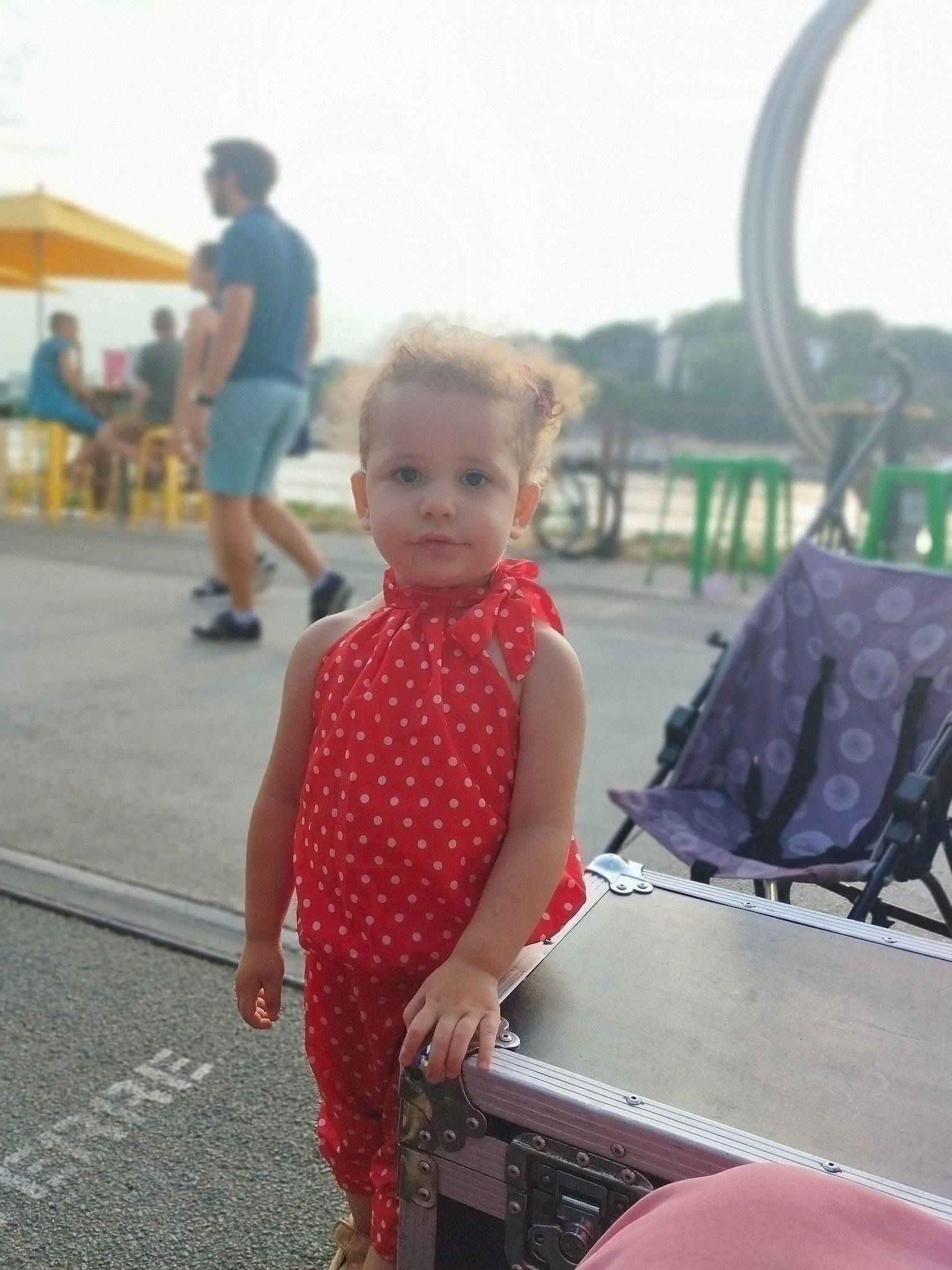 Amira a rejoint le concours — aidez-le/la à gagner de superbes lots ! asphalt, baby, child, eyewear, fun, happy, leisure, magenta, pattern, pedestrian, person, recreation, shorts, sitting, sky, t_shirt, toddler, tourism, travel, vacation