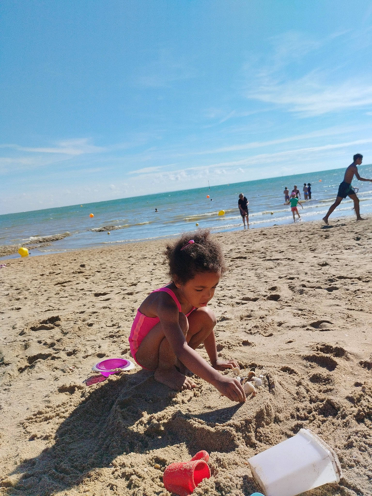 Asiia a rejoint le concours — aidez-le/la à gagner de superbes lots ! beach, body_of_water, cloud, fun, hat, holiday, horizon, leisure, natural_environment, people_in_nature, people_on_beach, person, recreation, sand, shore, sky, summer, toddler, travel, water