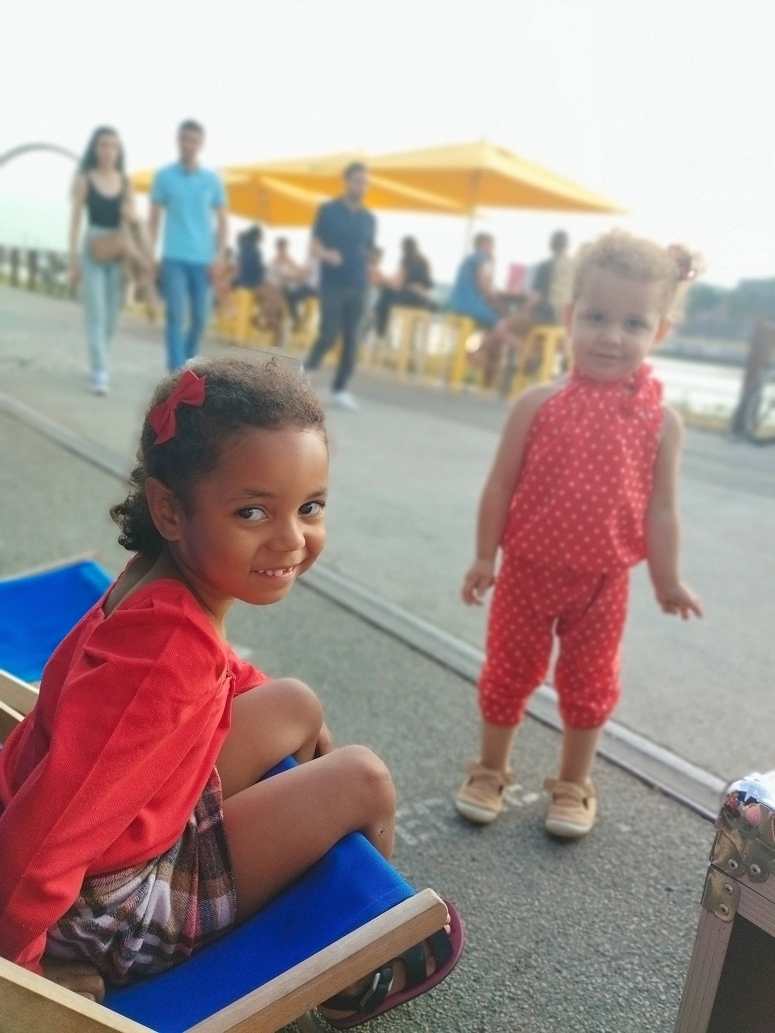 Asiia a rejoint le concours — aidez-le/la à gagner de superbes lots ! blurred, child, city, clothing, electric_blue, event, facial_expression, fun, hairstyle, happy, joint, joy, leisure, magenta, person, play, recreation, shorts, sky, smile