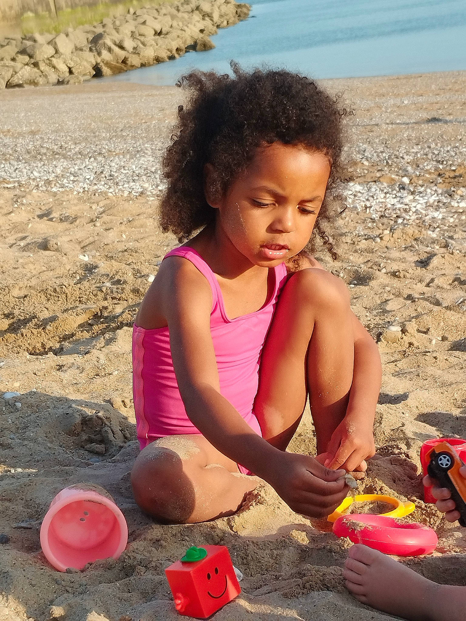 Asiia participe au concours pour gagner de l'argent avec cette photo : adaptation, beach, beauty, body_of_water, child, facial_expression, fun, happy, human, leisure, people, people_in_nature, people_on_beach, person, photograph, sand, snapshot, summer, toddler, travel