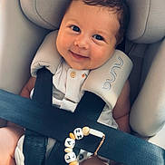 Naylan participe au concours pour gagner de l'argent avec cette photo : baby, smile, car_seat, child, seatbelt, harness, beads, bracelet, clothing, infant, cute, portrait, safety, happy, person, young, face, head, cushion, straps