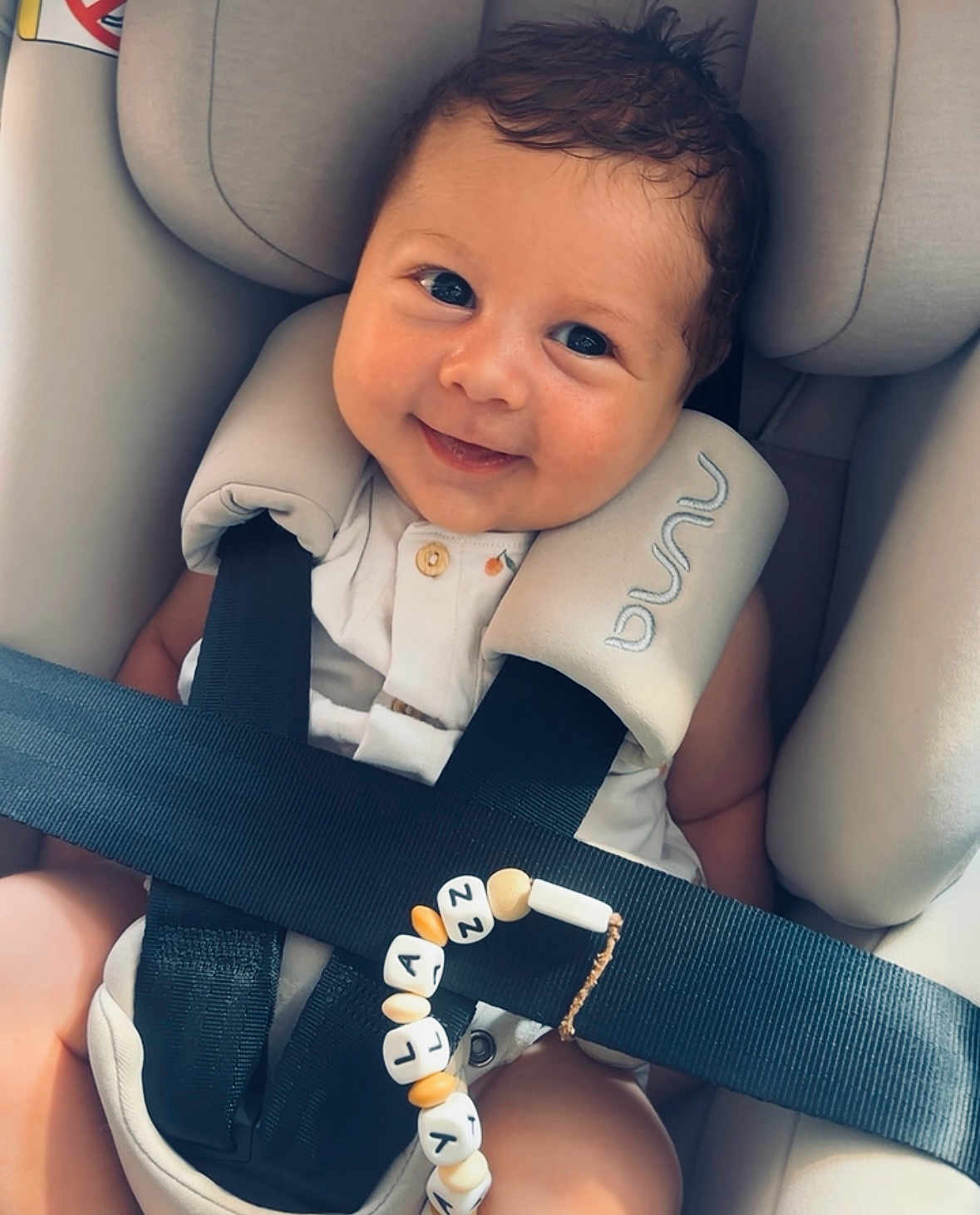 Naylan participe au concours pour gagner de l'argent avec cette photo : baby, smile, car_seat, child, seatbelt, harness, beads, bracelet, clothing, infant, cute, portrait, safety, happy, person, young, face, head, cushion, straps