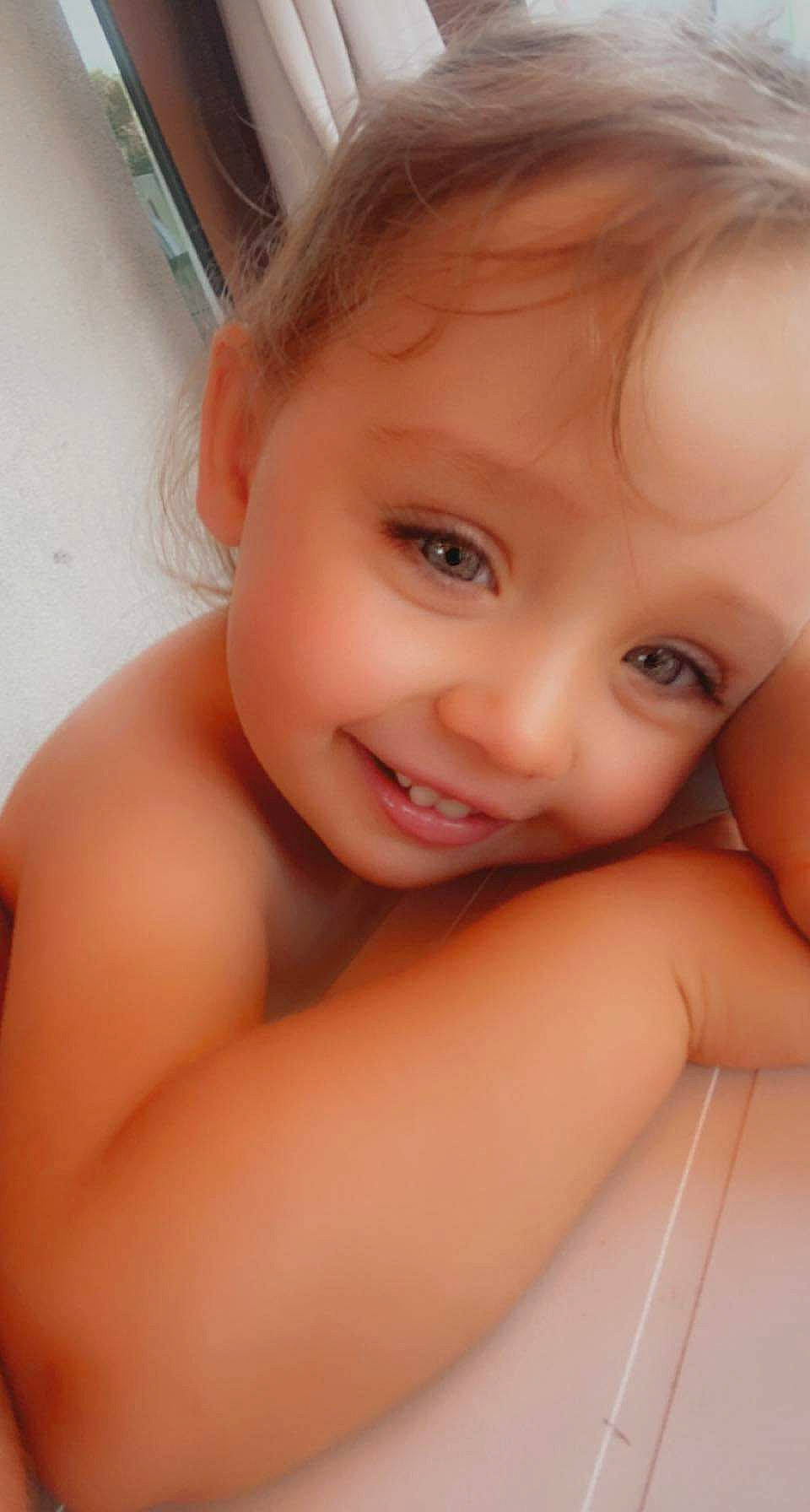 Kassy a rejoint le concours — aidez-le/la à gagner de superbes lots ! cheek, chin, ear, eyebrow, eyelash, finger, gesture, hair, happy, human_body, iris, joint, joy, lip, mouth, muscle, neck, nose, person, shoulder