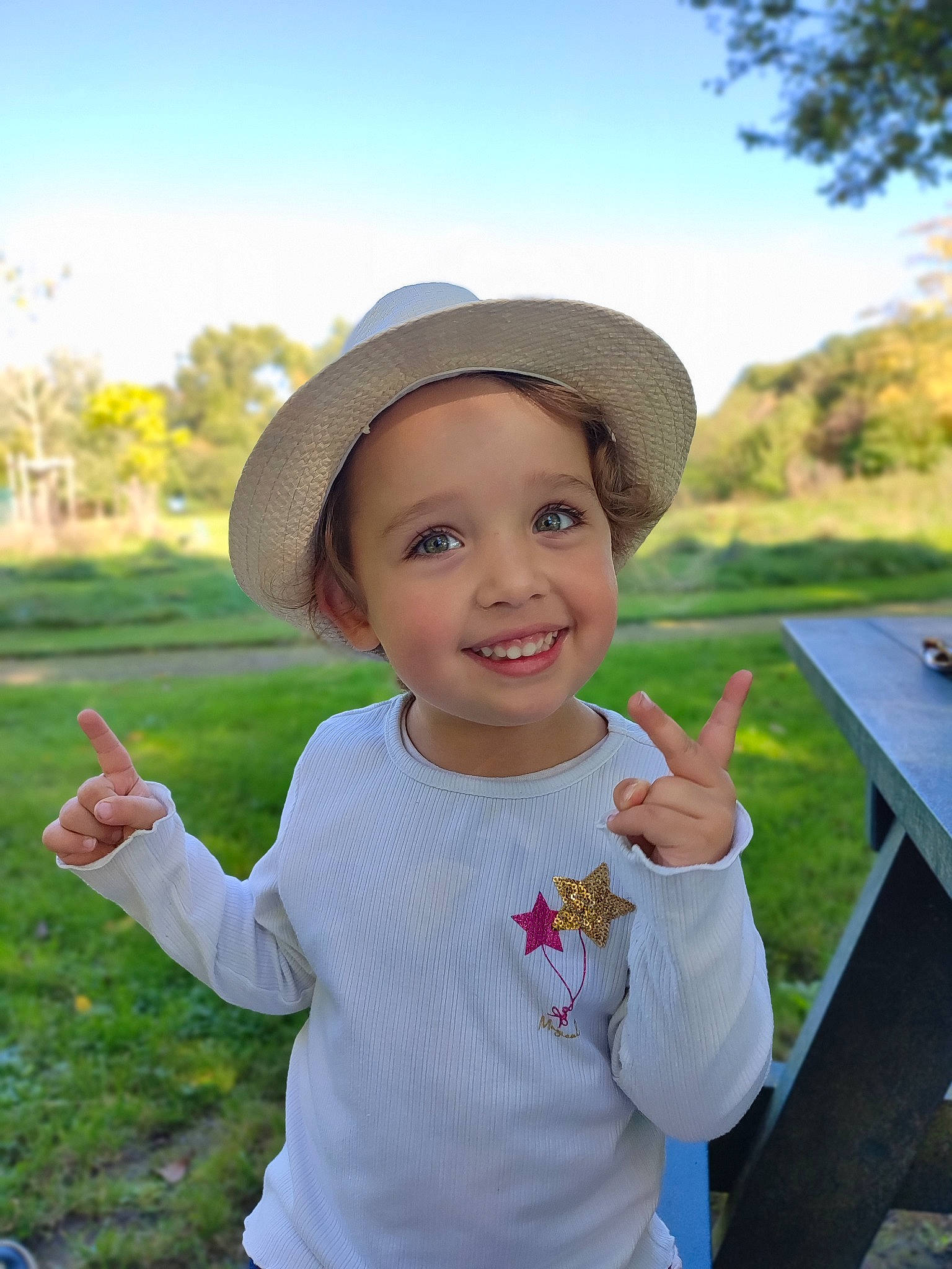 Kassy a rejoint le concours — aidez-le/la à gagner de superbes lots ! baby, cap, facial_expression, fun, gesture, grass, happy, hat, headwear, joy, leisure, people, people_in_nature, person, plant, recreation, sky, sleeve, smile, summer