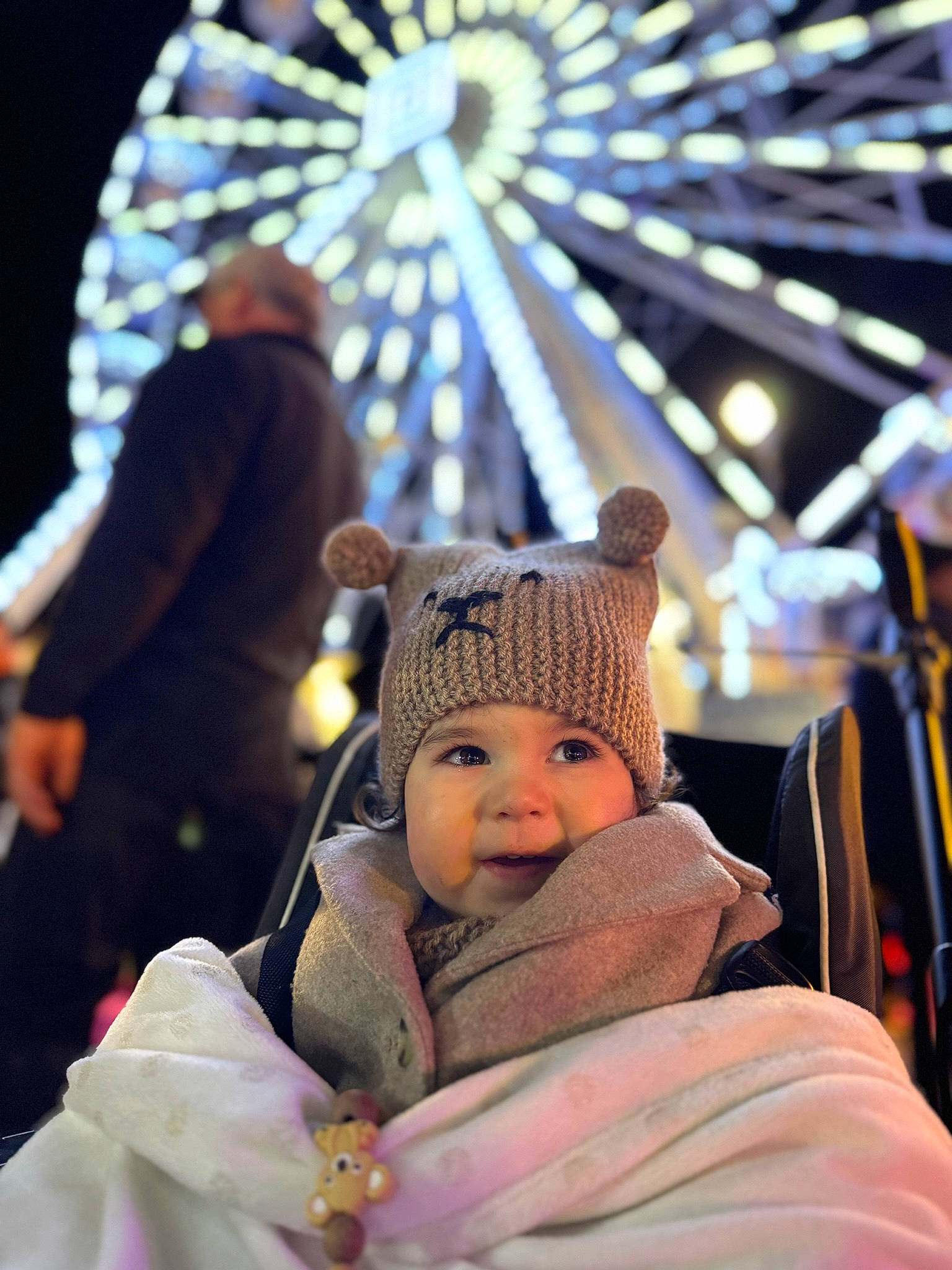 Gabriella participe au concours pour gagner de l'argent avec cette photo : amusement_ride, baby, beauty, crowd, design, event, ferris_wheel, fun, happy, headwear, holiday, human, human_body, leisure, nonbuilding_structure, people, person, photograph, recreation, snapshot