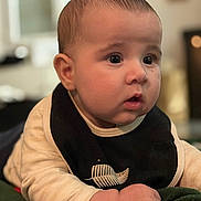 Amaël a rejoint le concours — aidez-le/la à gagner de superbes lots ! baby, bib, blanket, child, closeup, clothing, cute, expression, eyes, face, hand, head, indoor, infant, lying_down, mouth, portrait, skin, soft_light, young