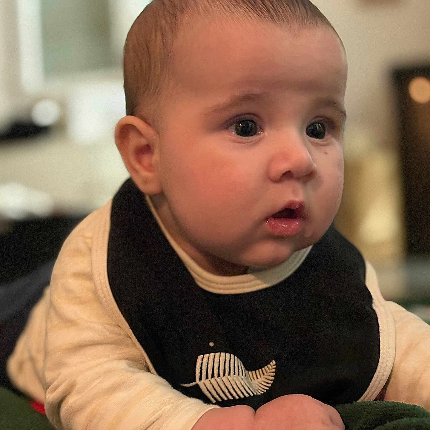 Amaël a rejoint le concours — aidez-le/la à gagner de superbes lots ! baby, bib, blanket, child, closeup, clothing, cute, expression, eyes, face, hand, head, indoor, infant, lying_down, mouth, portrait, skin, soft_light, young