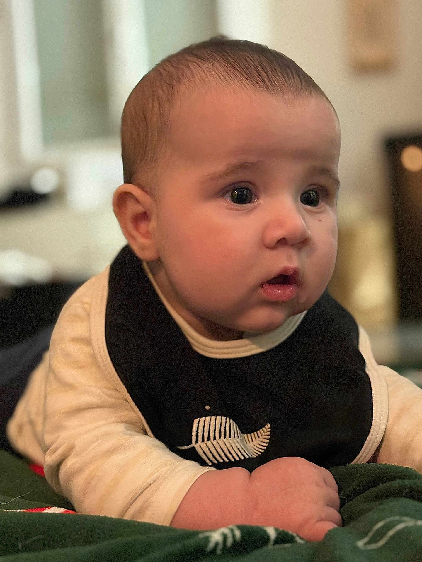 Amaël a rejoint le concours — aidez-le/la à gagner de superbes lots ! baby, bib, blanket, child, closeup, clothing, cute, expression, eyes, face, hand, head, indoor, infant, lying_down, mouth, portrait, skin, soft_light, young