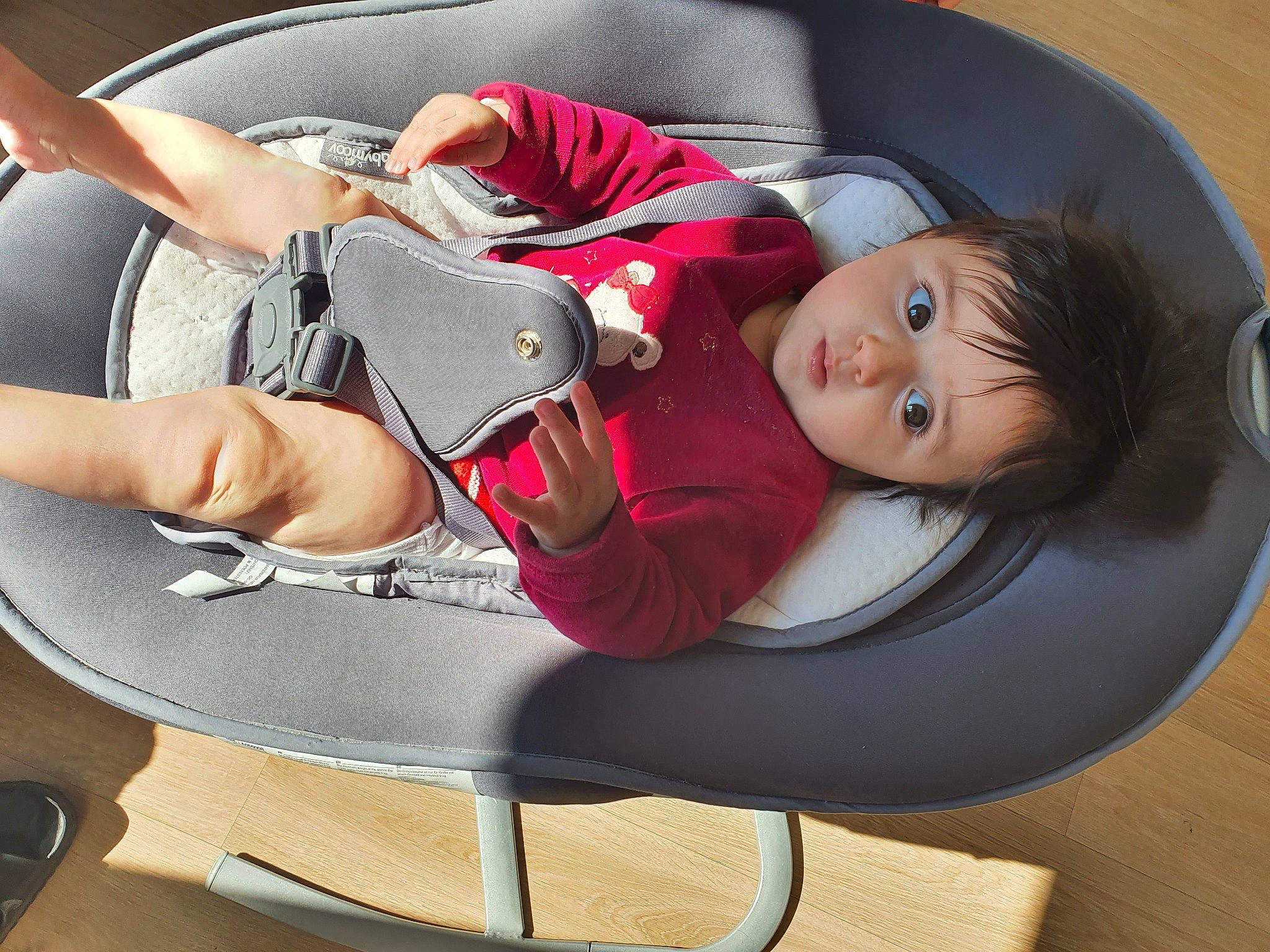 Jana participe au concours pour gagner de l'argent avec cette photo : arm, auto_part, baby, baby_carriage, baby_products, bag, car_seat, chair, comfort, eyewear, fashion_accessory, flooring, lap, leisure, office_chair, person, room, sitting, table, thigh