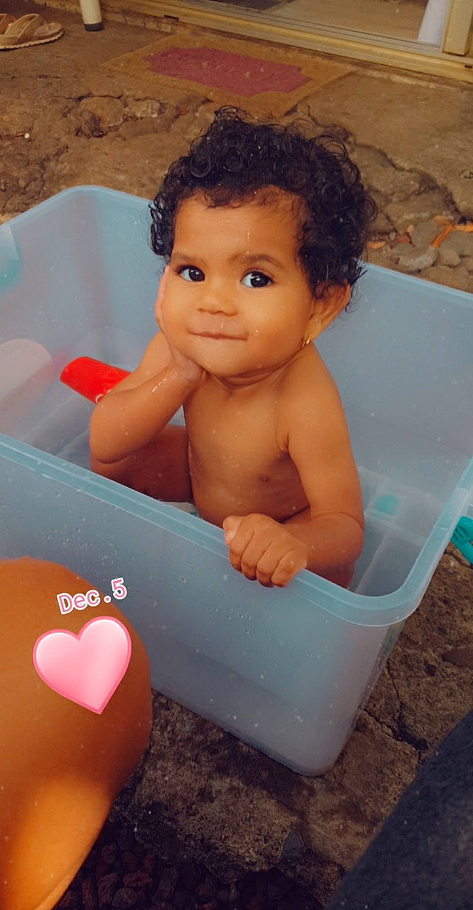 Nazïra a rejoint le concours — aidez-le/la à gagner de superbes lots ! aqua, baby, baby_bathing, barechested, bath_toy, bathing, bathroom, bathtub, bucket, fluid, foam, foot, heart, love, organ, person, personal_care, plastic, plumbing, toe