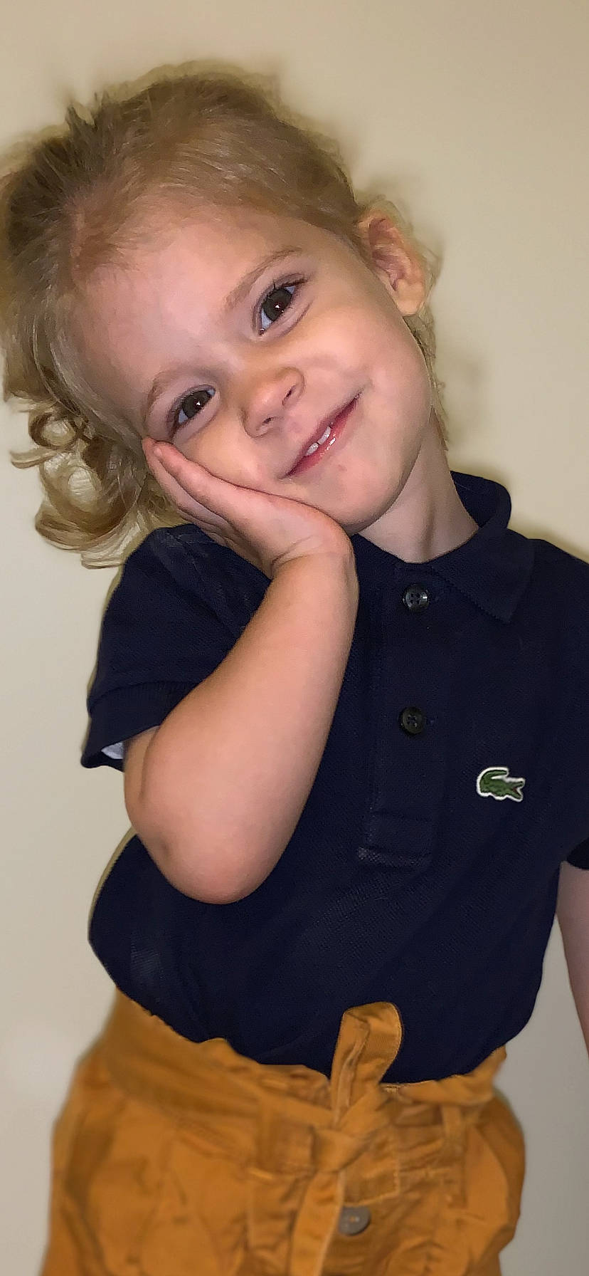 Elyana participe au concours pour gagner de l'argent avec cette photo : arm, blond, cheek, child, child_model, chin, ear, face, gesture, hair, hairstyle, joy, lip, long_hair, neck, person, polo_shirt, sleeve, smile, t_shirt