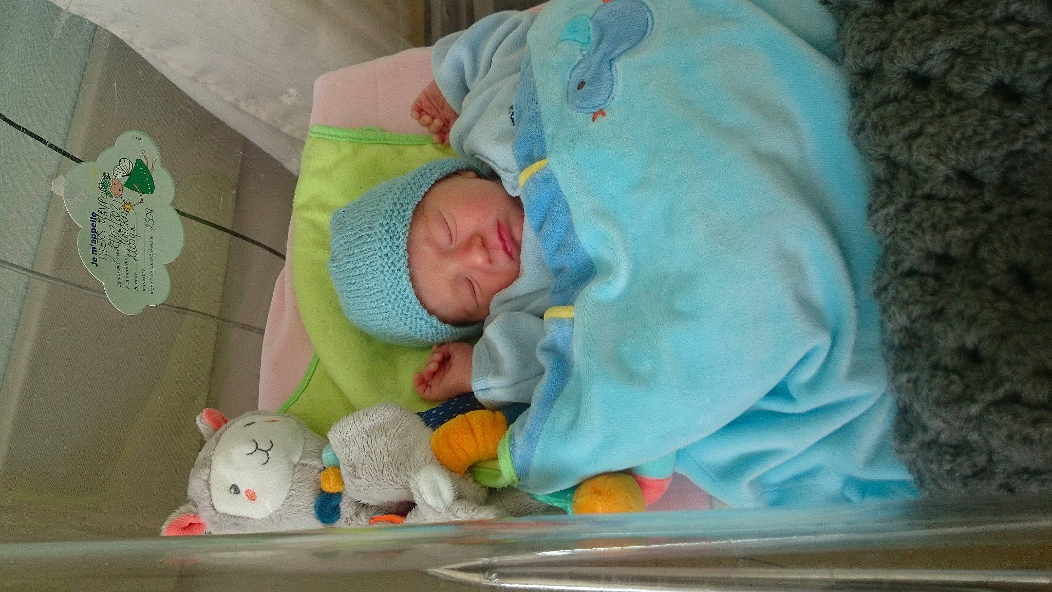 Mayron a rejoint le concours — aidez-le/la à gagner de superbes lots ! baby, baby_products, baby_safety, baby_sleeping, baby_toys, ball, bed, bedding, bedtime, child, comfort, headwear, hospital, infant_bed, linens, nap, person, room, stuffed_toy, textile